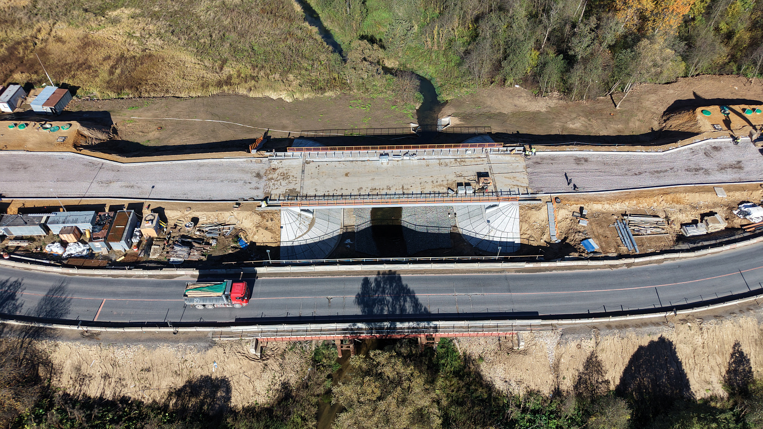 Капитальный ремонт моста через реку Молодильню в Истре вышел на завершающий этап