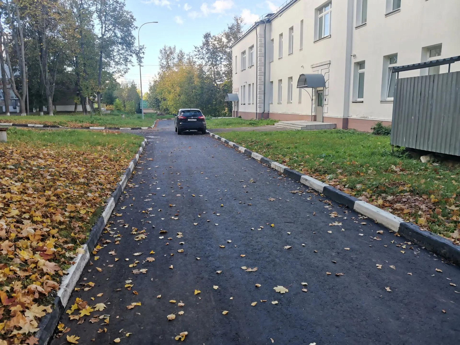 Специалисты Мосавтодора отремонтировали территории медицинских учреждений в 14 округах